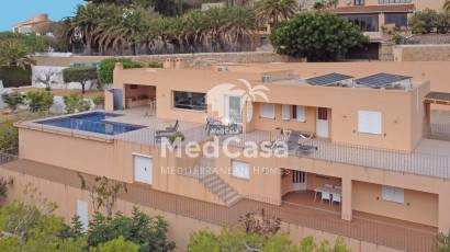 Resale - Villa -
Moraira - Benimeit