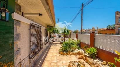 Resale - Villa -
Orihuela Costa - Campoamor