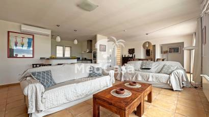 Resale - Villa -
Moraira - Benimeit