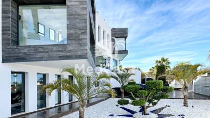 Resale - Villa -
Jávea - Cansalades